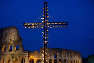 Papa Francesco alla via Crucis nel Venerdì Santo