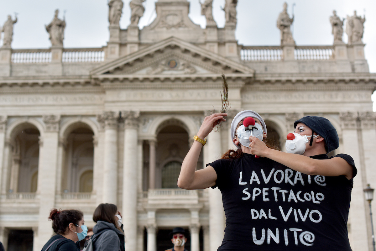 Lavoratrici e lavoratori dello spettacolo manifestano a San Giovanni