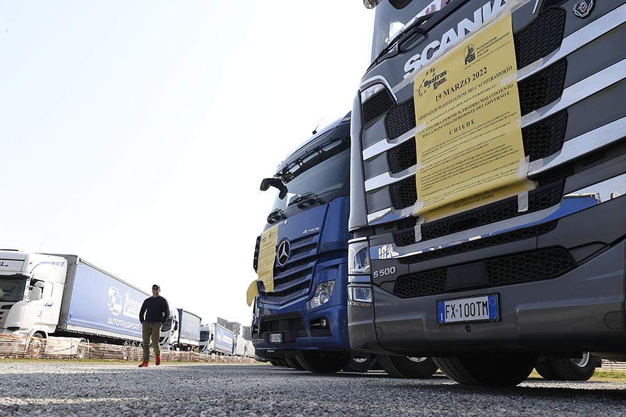 Protesta autotrasportatori contro il caro carburante