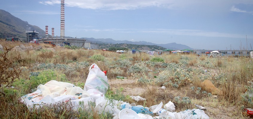 plastica sulle spiagge in Sicilia