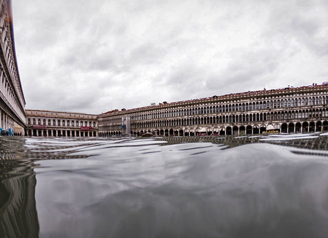 Piazza San Marco invasa dall'acqua alta. Venice - High Tide in St. Marcus Sq.