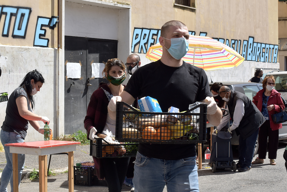 Quarticciolo, distribuzione di pacchi alimentari