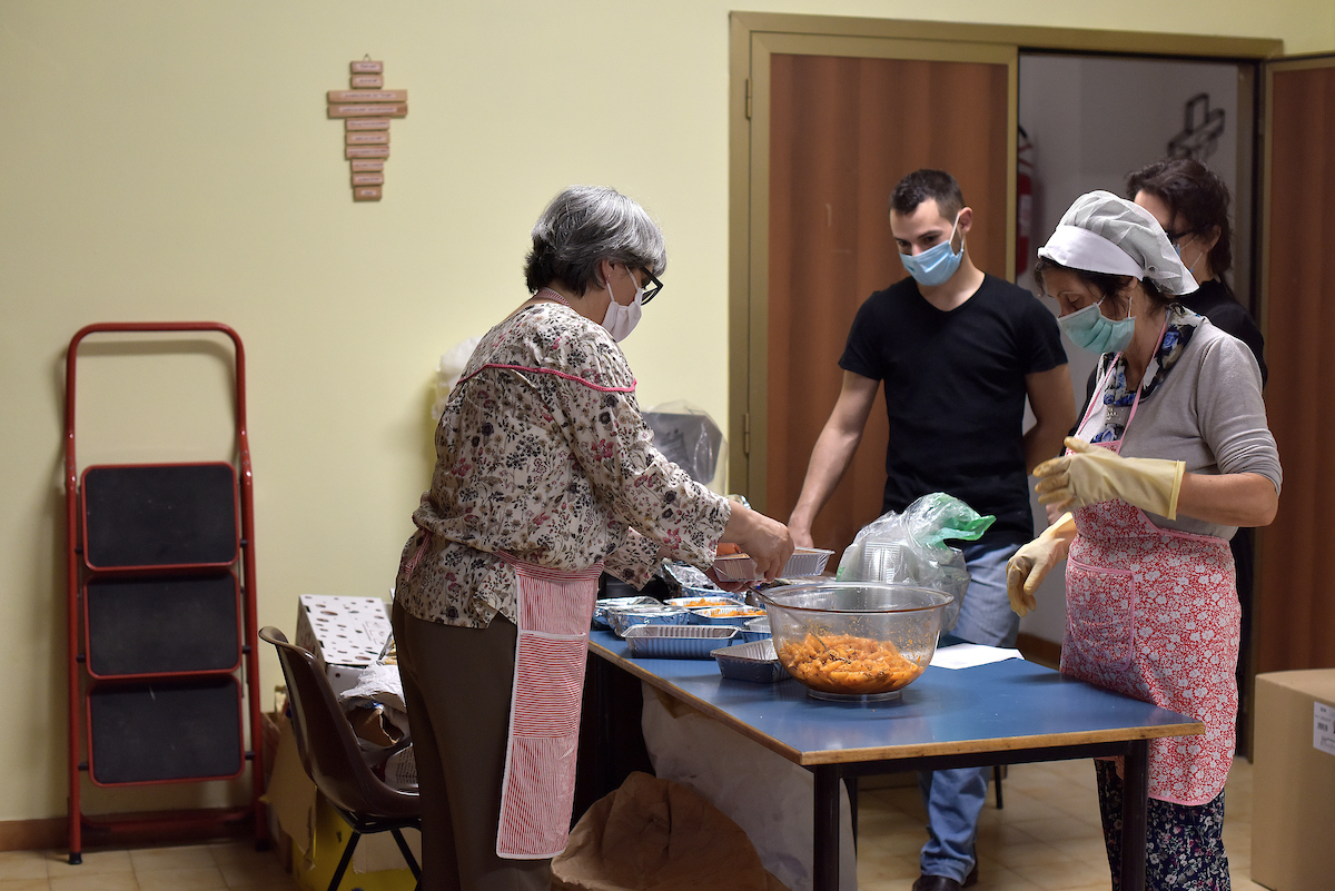 Solidarietà nella chiesa San Stanislao guidata dal diacono